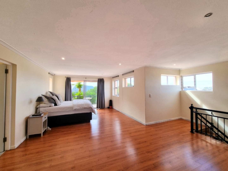 5 Bedroom Property for Sale in Chanteclair Western Cape